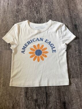 American Eagle Outfitters Cream Tee with Orange & Blue Daisy